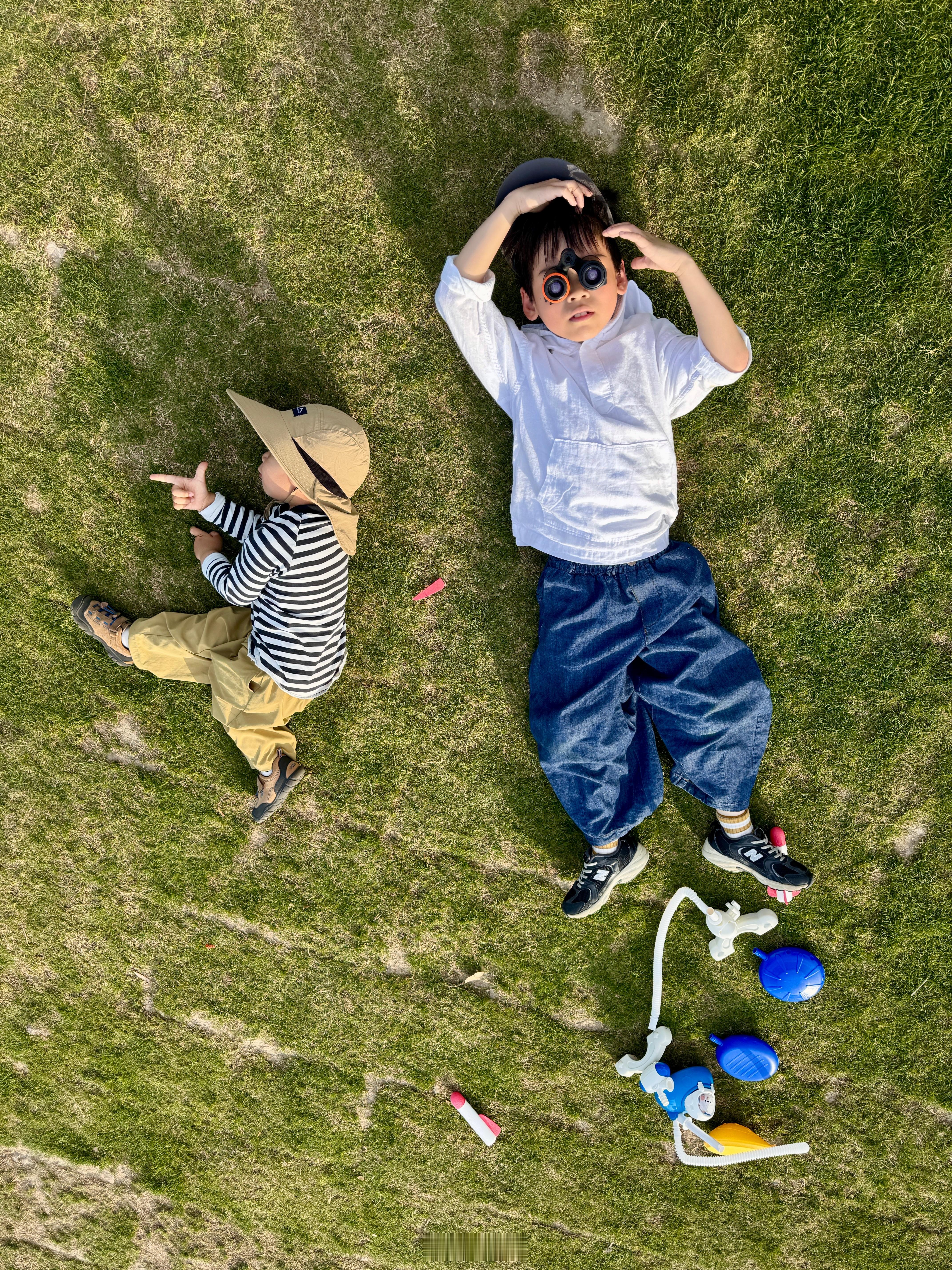 每次回到家，翻白天的抓拍，总有些搞笑素材… ​​​