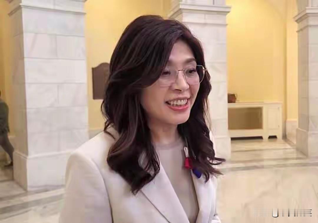 在华府国会山庄，有记者问道，你被贴上“亲中”标签，说你具有争议性，你会不开心吗？