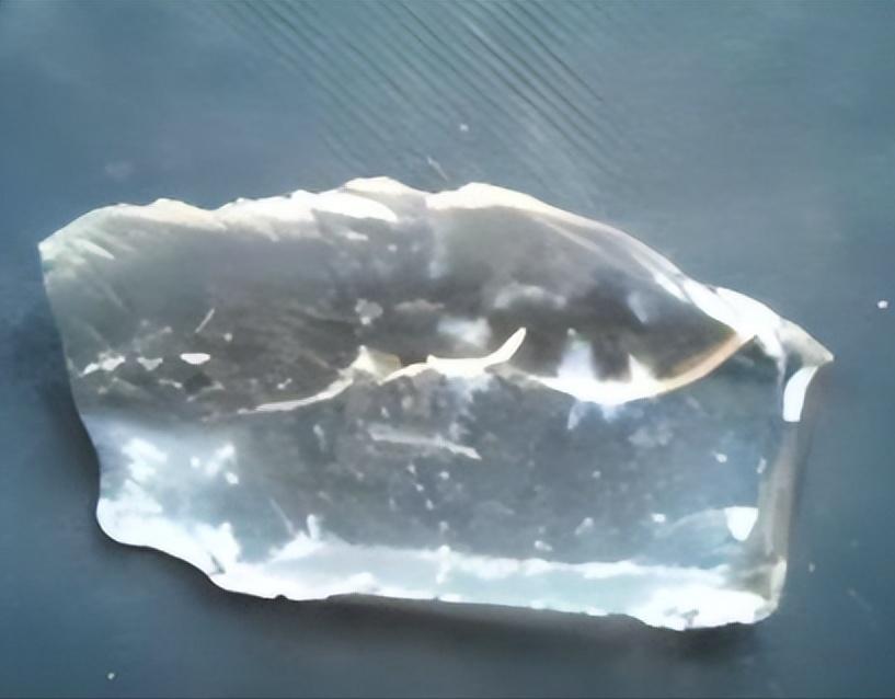 1930年，新疆一位牧民在放羊时，发现羊群突然避开了一片草地，他走近一看，草地上