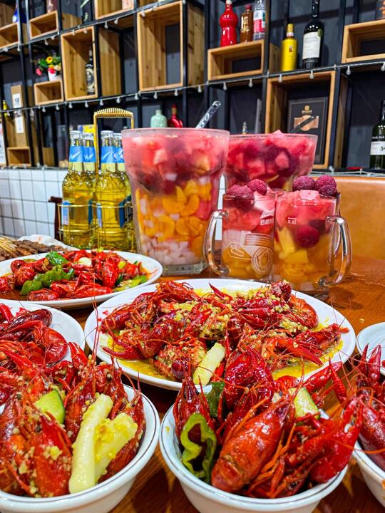 是谁！还没吃过余老哥的龙虾烧烤生蚝！