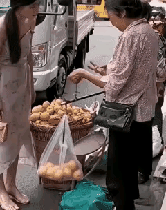 我也遇到过这种情况，不过是个男的，称完还送你好几个，感觉有点蹊跷，然后找其他地方