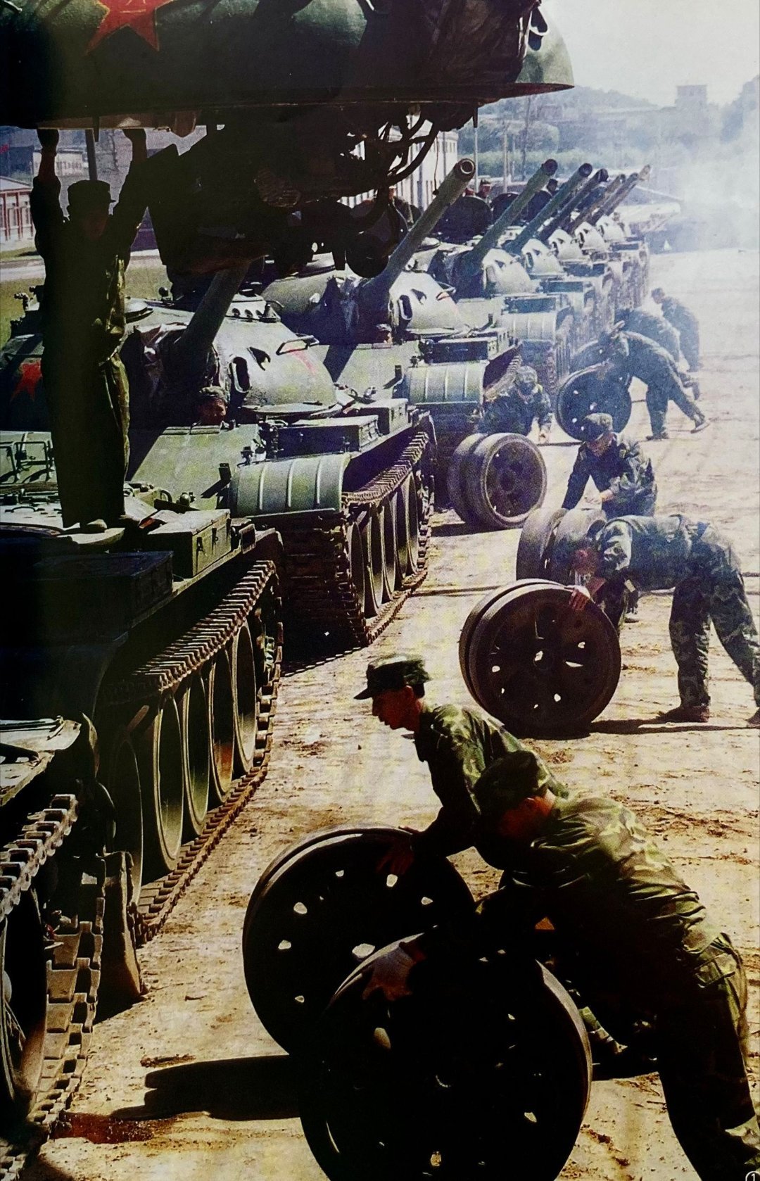 原沈阳军区某坦克维修大队科技练兵，由《解放军画报》刊登 