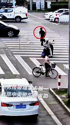 我的妈呀！这事儿看得我手心都冒汗！那男的吃糖被卡得直翻白眼儿，话都说不出来，急得