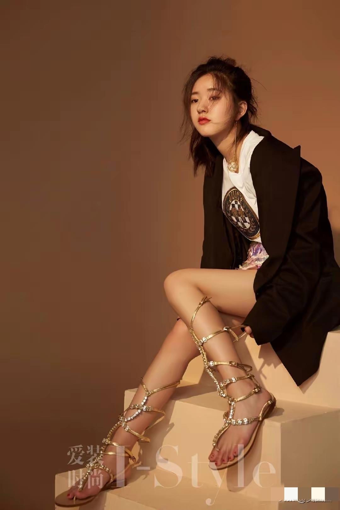 这姑娘远看挺普通，
放大了看，还真不普通，
因为她名字叫赵露思[笑哭][笑哭][