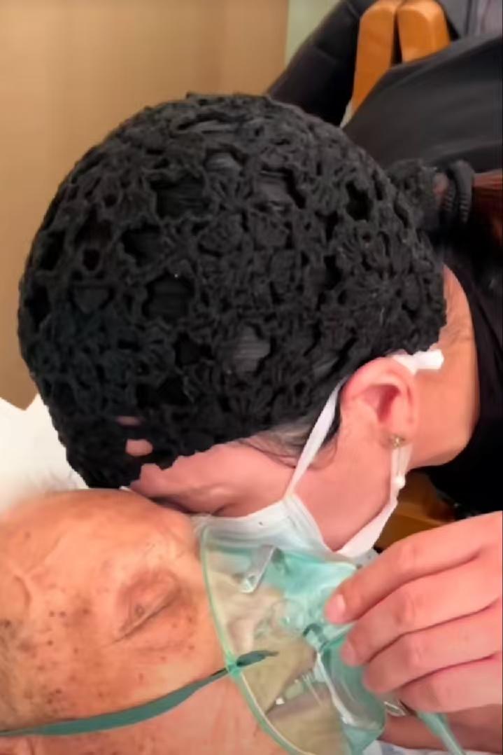 痛心！生死离别最戳人心
 
真的看得心里堵得慌，难受得快要喘不过气来。
 
父亲