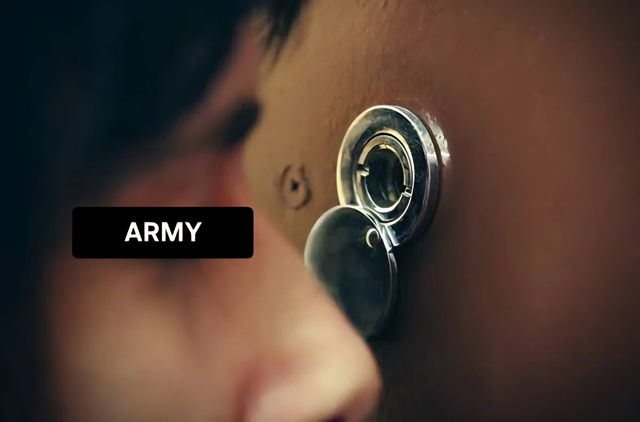这样一看 完全是在猫眼视角看到站在门外等待着“你”ARMY 打开心门步过时间的推