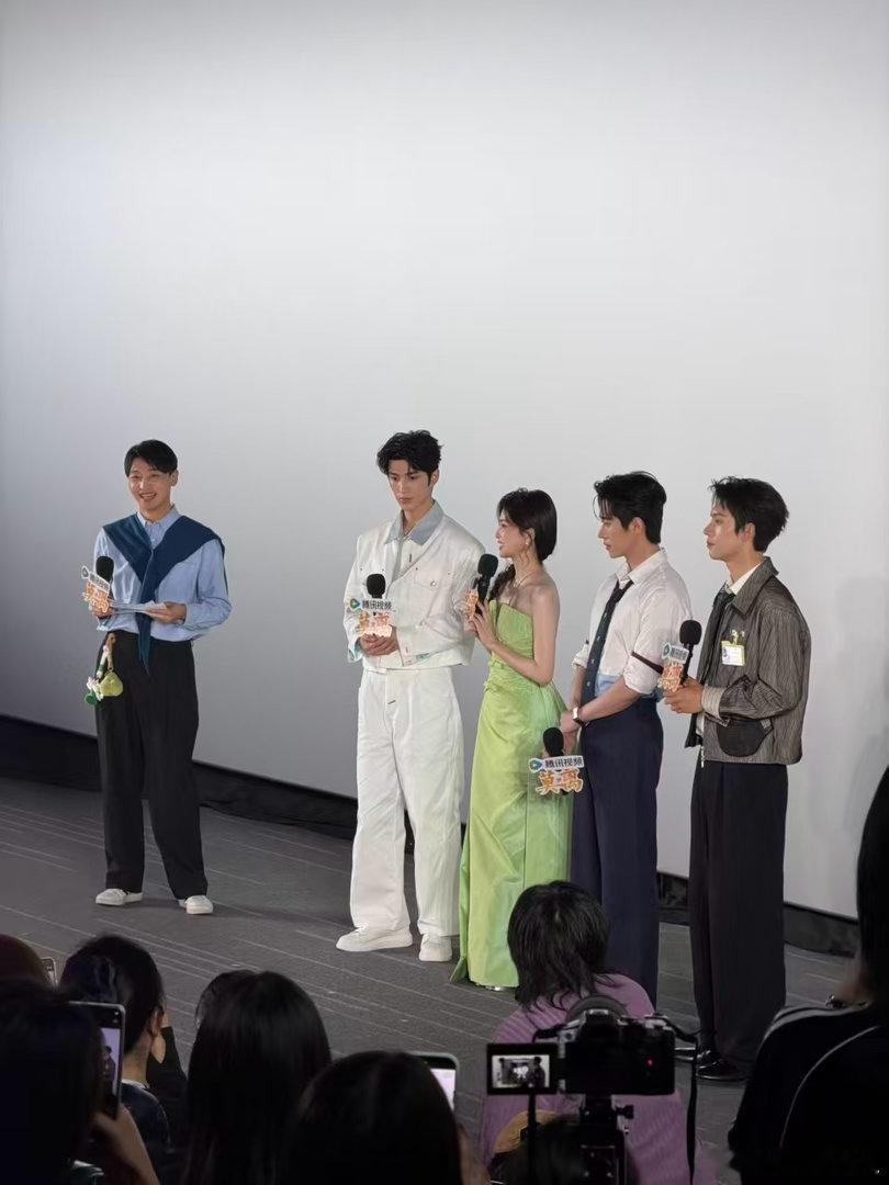 丞磊现场射箭性张力拉满腾讯娱乐莫离追剧团 追剧团现场看丞磊射箭也太惊喜了，身姿挺
