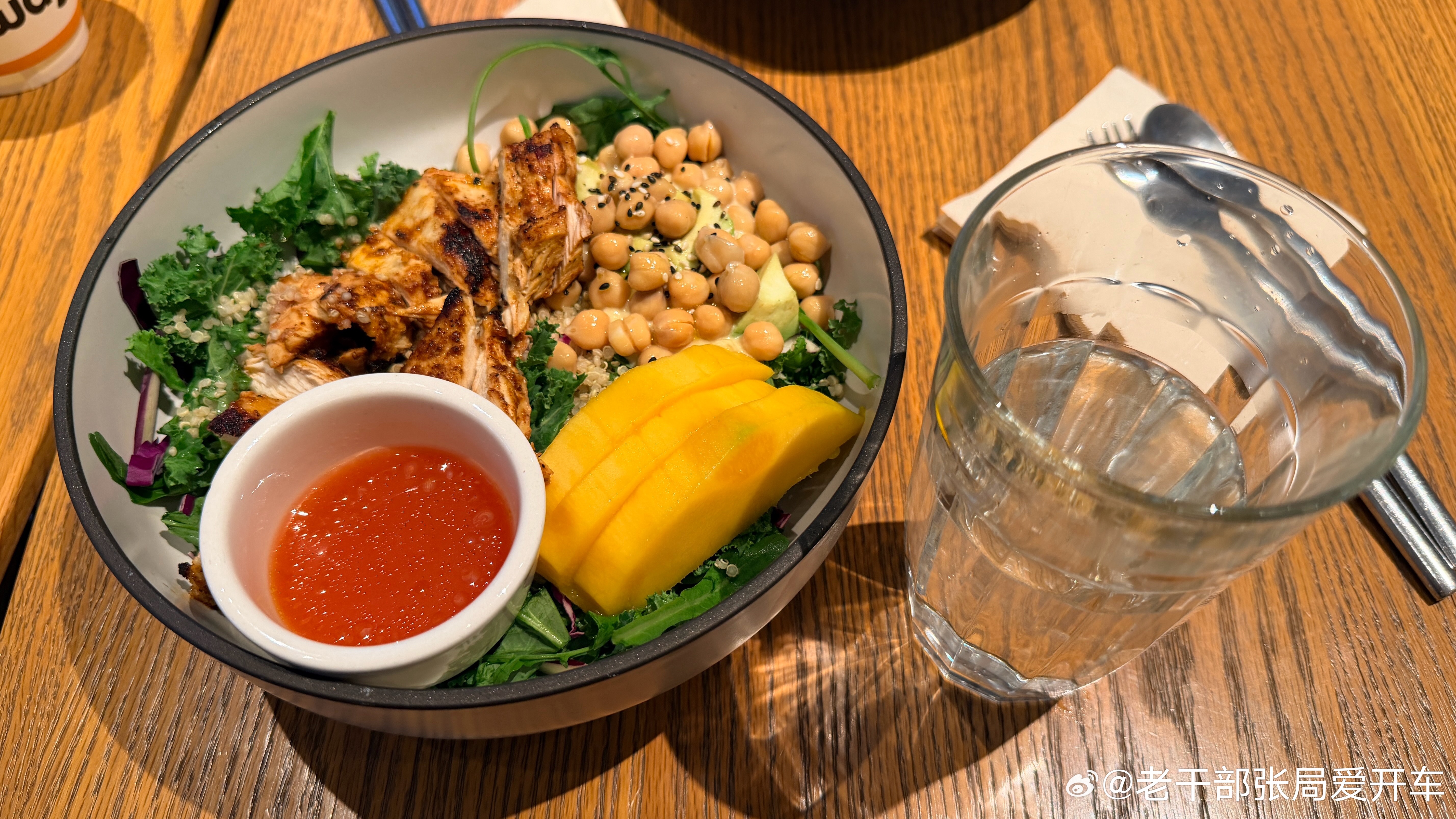 终于吃上了wagas和蔚来的联名，居然把大众点评的首页图都给包了，豪横～和es6