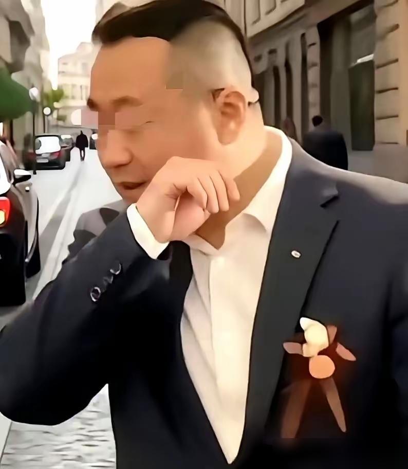 说老金毛不后悔是假的！
​
新年将至，远方的儿女亲人们都回家团聚了，但老金毛家却