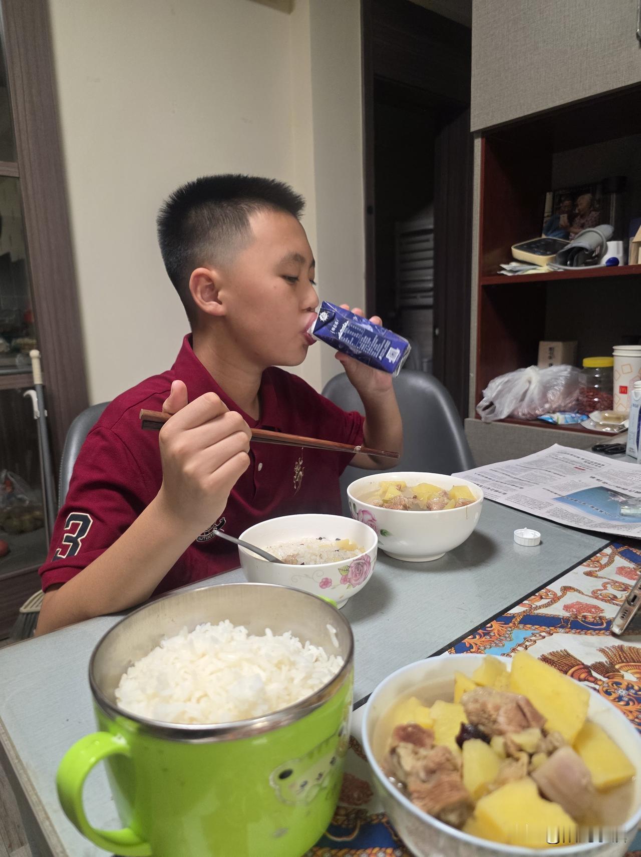 今晚土豆炖牛腩，外孙说很好吃……

下午五点开始炖牛腩，炖到晚上七点，之后放入土