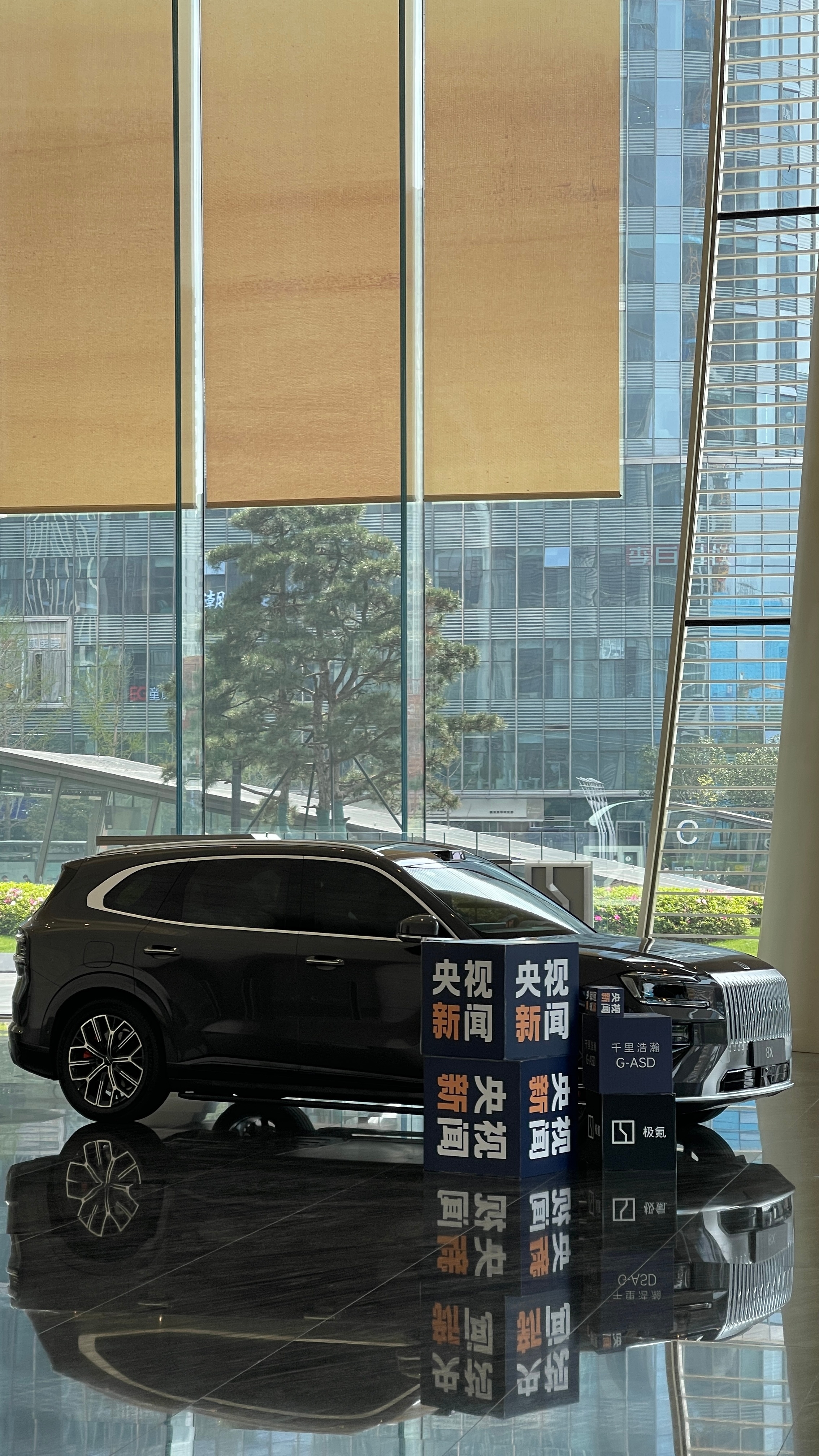 这几天公司楼下的极氪8x ，有新能源公路之王那味了吗？中午下楼吃饭时还看到大阵仗