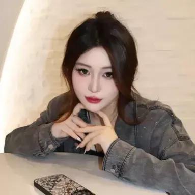 沉浸在咖啡香中，享受每一个悠闲的下午。温柔咖啡店美女 都市女性气质 精致女生下午