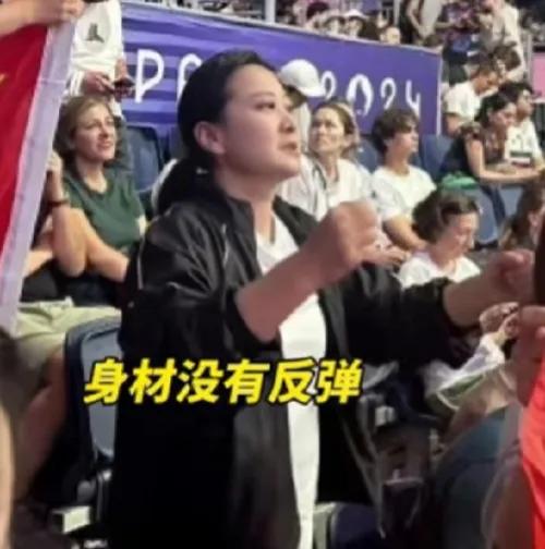 贾玲引发热议！
8月1日，贾玲突然引发了热议，起因是有路人在拳击比赛现场遇到了贾