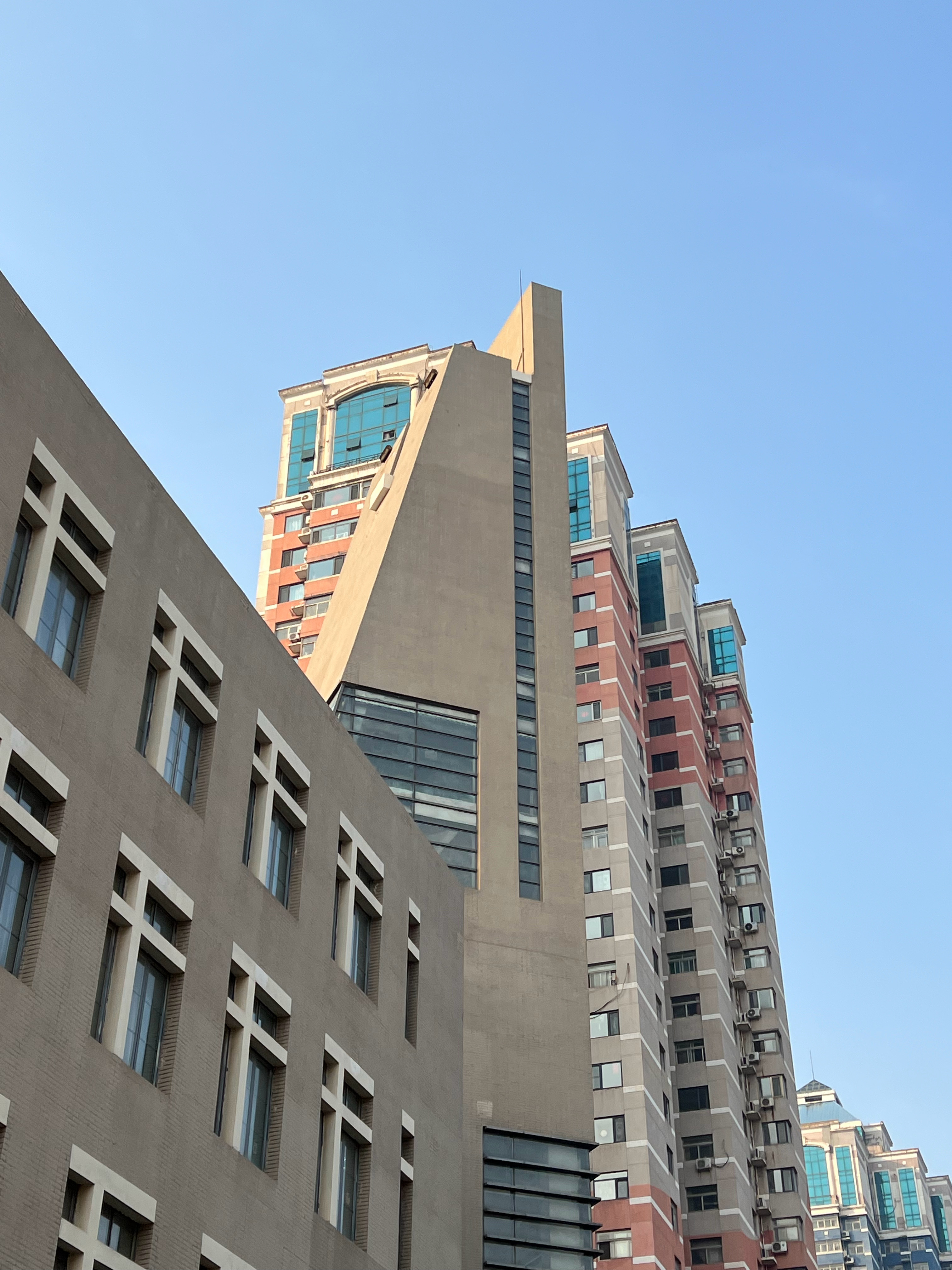 今天去接儿子放学，无意听到旁边母子谈论变性话题，就是LGBT他妈妈跟孩子说,孩子