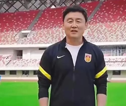 6 月 8 日，无证教练董路直接喊话孙继海："不服气来踢一场，你们球员的费用我也