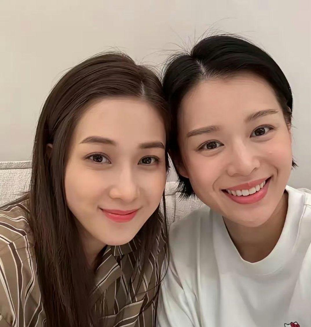 胡杏儿：嘉欣，宝宝今天自己拿着勺子吃了半碗饭呢，可爱极了。

钟嘉欣：是啊，小宝