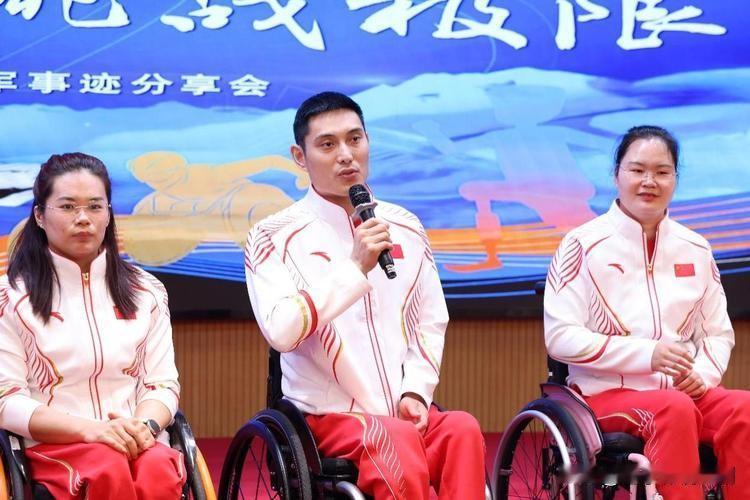 温暖一幕！孩子们追着残疾人运动员要签名

在运动场馆的角落，上演着动人场景。一群