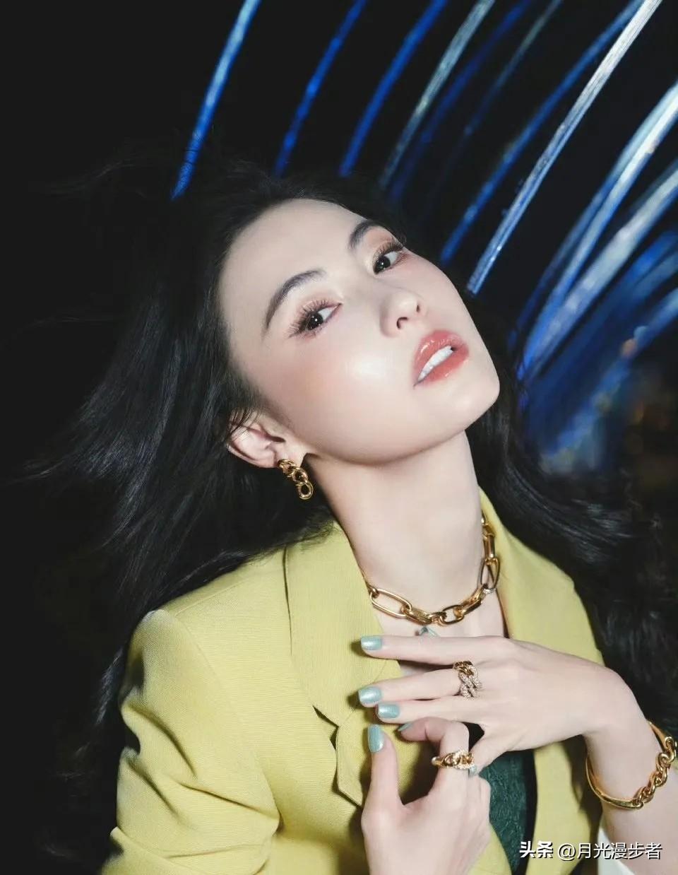 估计张柏芝也没想到，
她就参加了个上海活动，
不仅造型又火了，连拍照表情都直接出