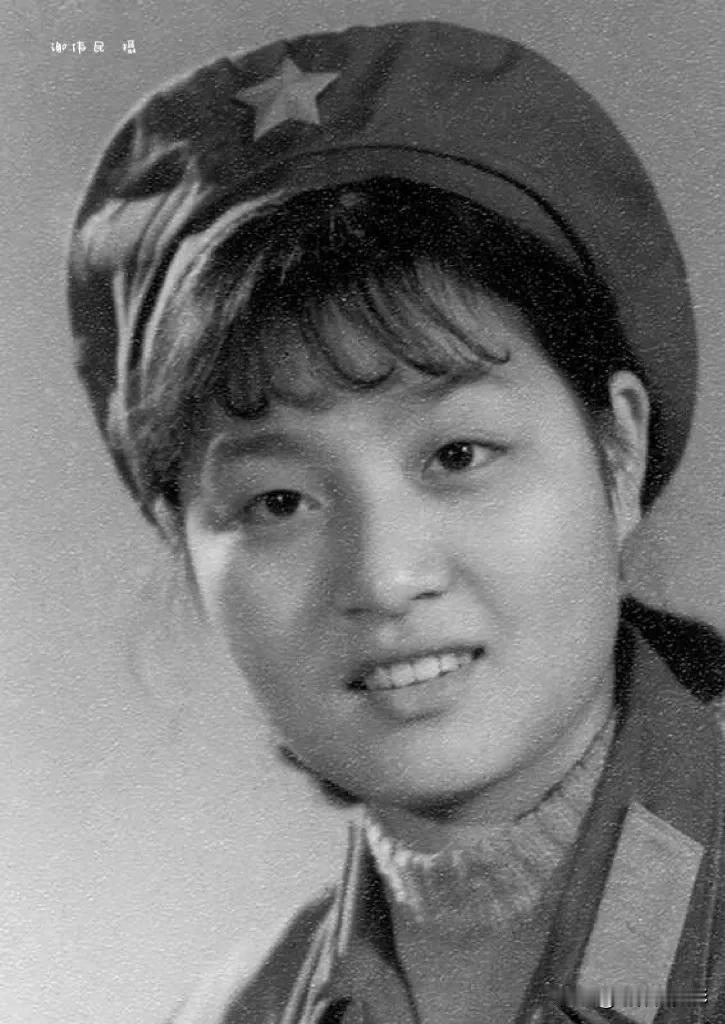 1981。一上海女兵的影像。（ 海鸥4型相机拍摄 ）