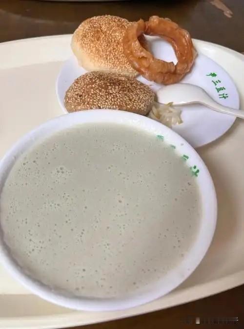 听朋友说，不少来北京旅游的游客，会买上十块钱一袋的豆汁当作伴手礼带回家。还说豆汁