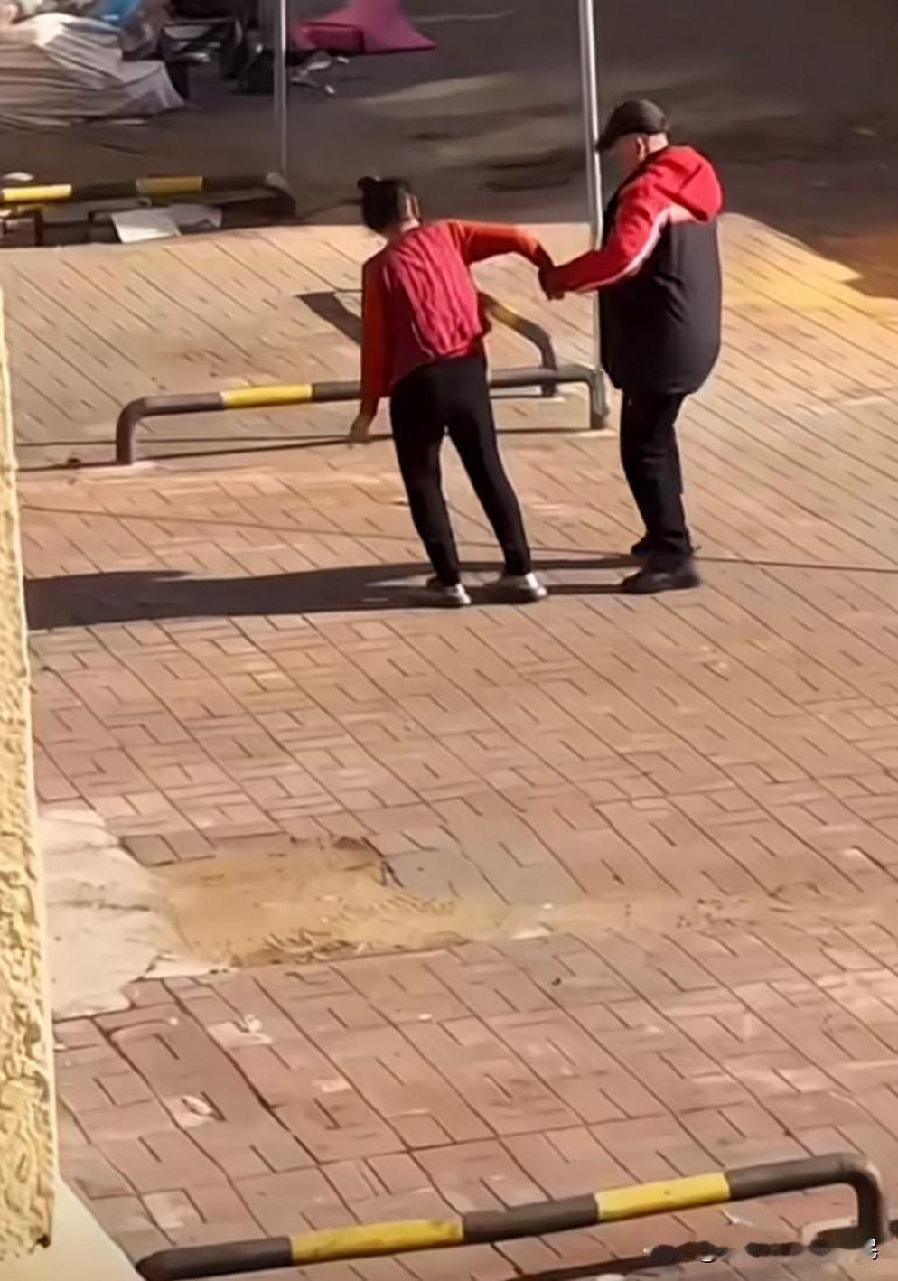 男人们，年轻的时候一定要对自己媳妇好一点哈，
看到老两口在楼下锻炼，男老人行动不