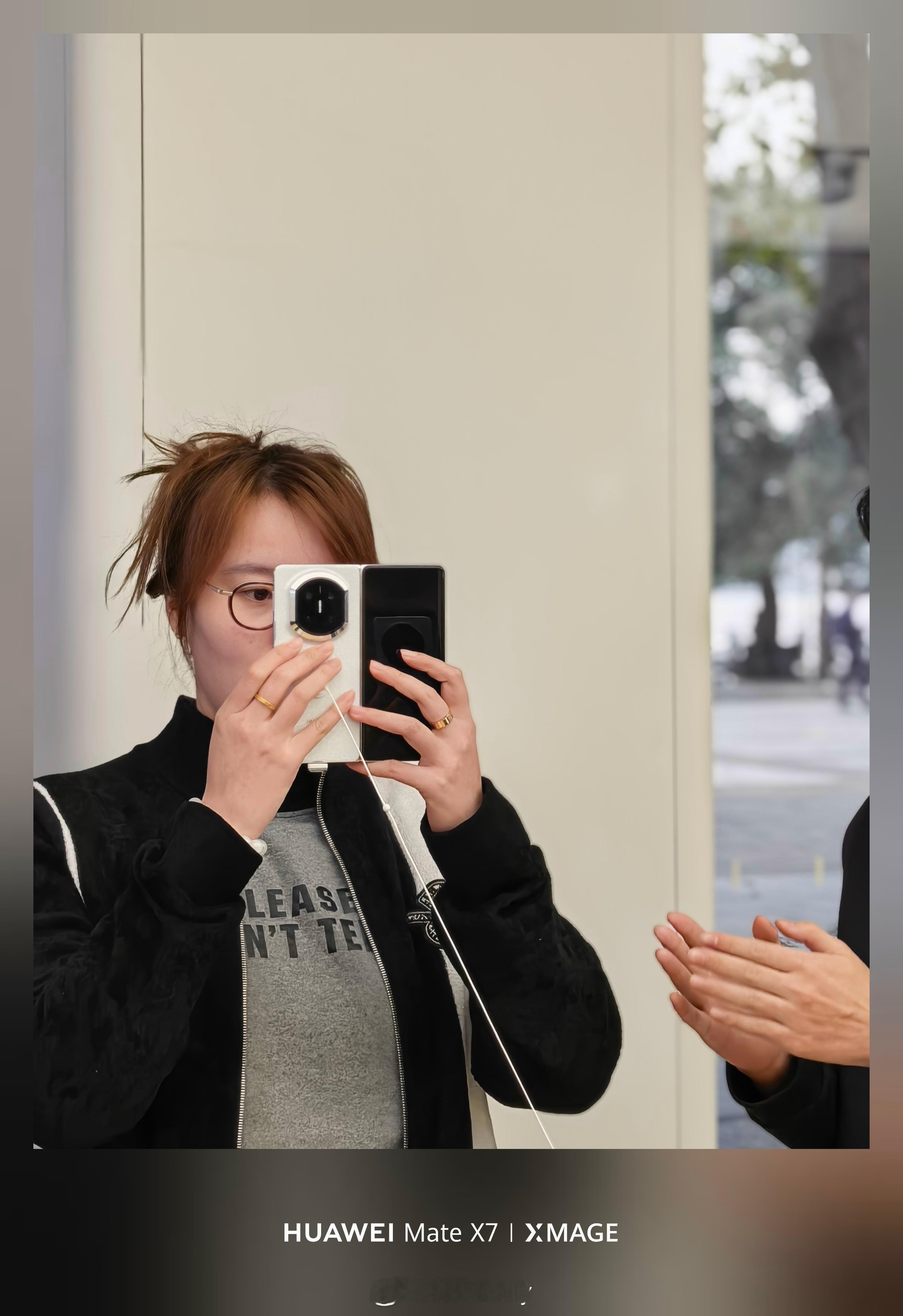 华为MateX7开售氛围火爆 明星都在用华为新款折叠屏！首销日线下门店人潮拥挤，