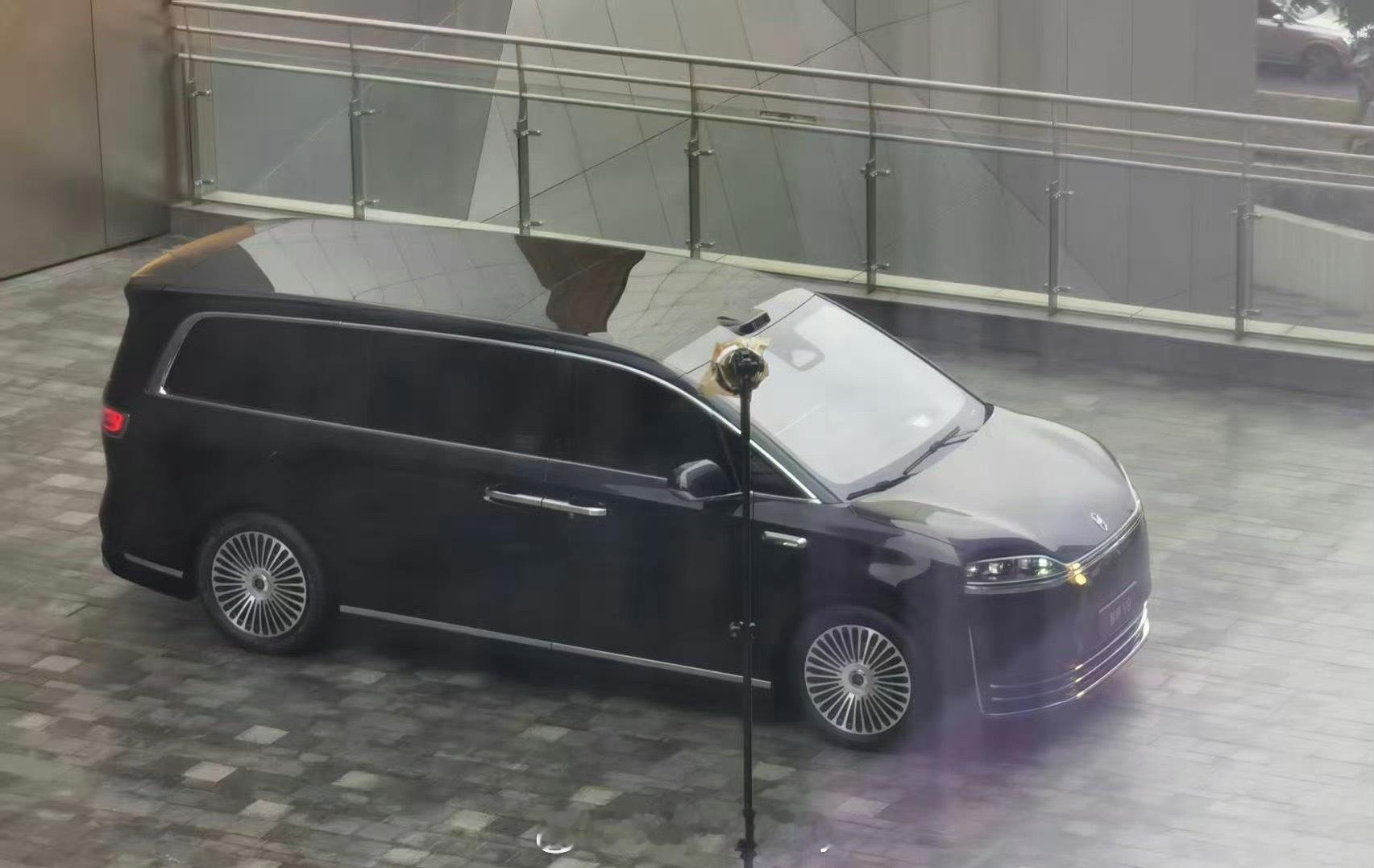 接下来26年其中一个已知重磅MPV大家先看看无伪的实拍智界V9你们觉得尊吗？实话