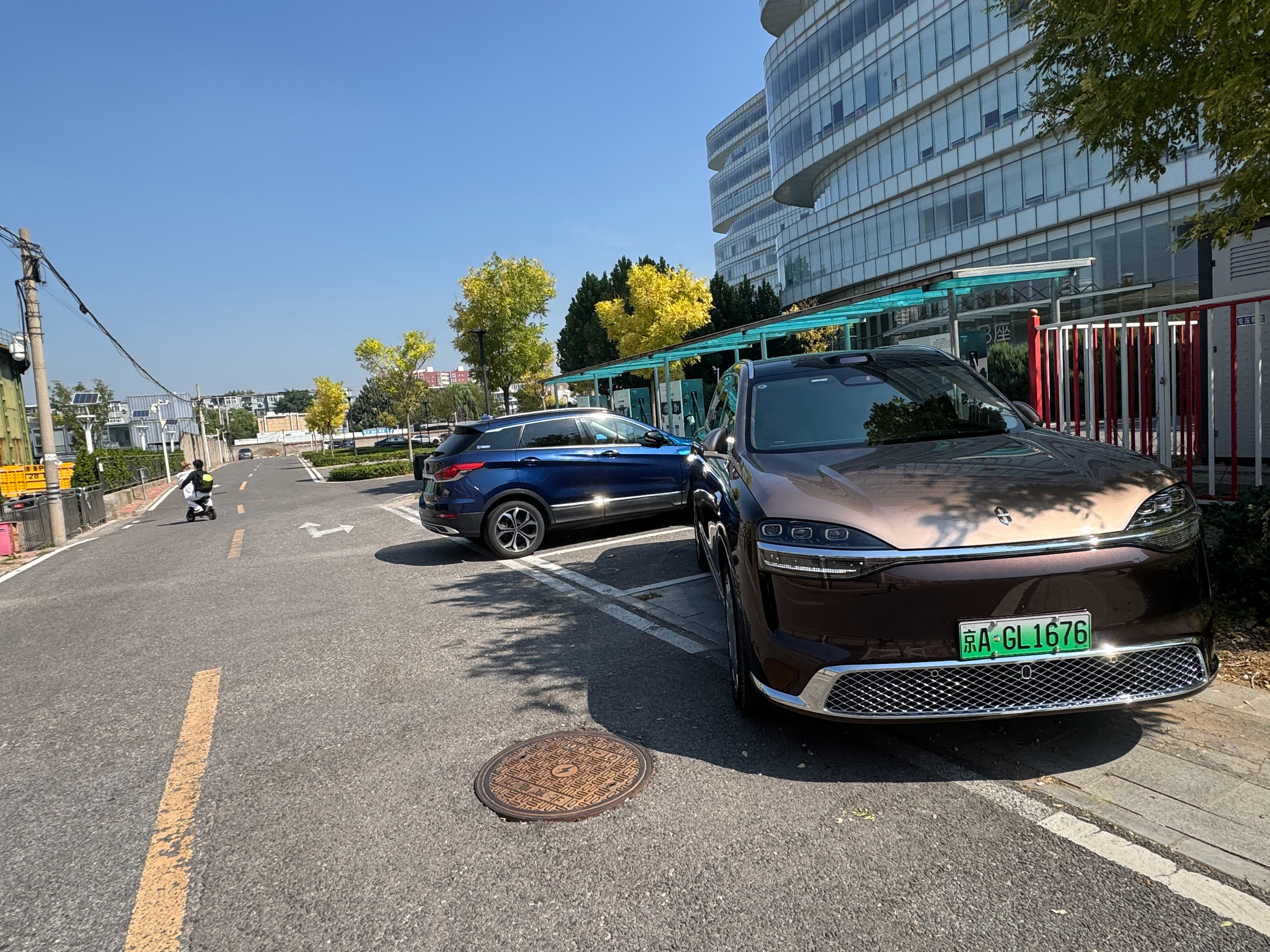 新M9 ultra 可真长，充电车位停不下可不是我故意乱停，如果不横过来，车头会