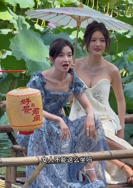 少女和少妇，
从坐姿就能看出来，
有网友偶遇两位明星，估计是在录节目宣传当地的风