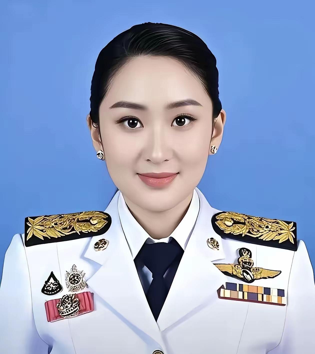 当地时间2月12日，泰国大选结果揭晓后，佩通坦第一时间和老公一起去泰国曼谷监狱向