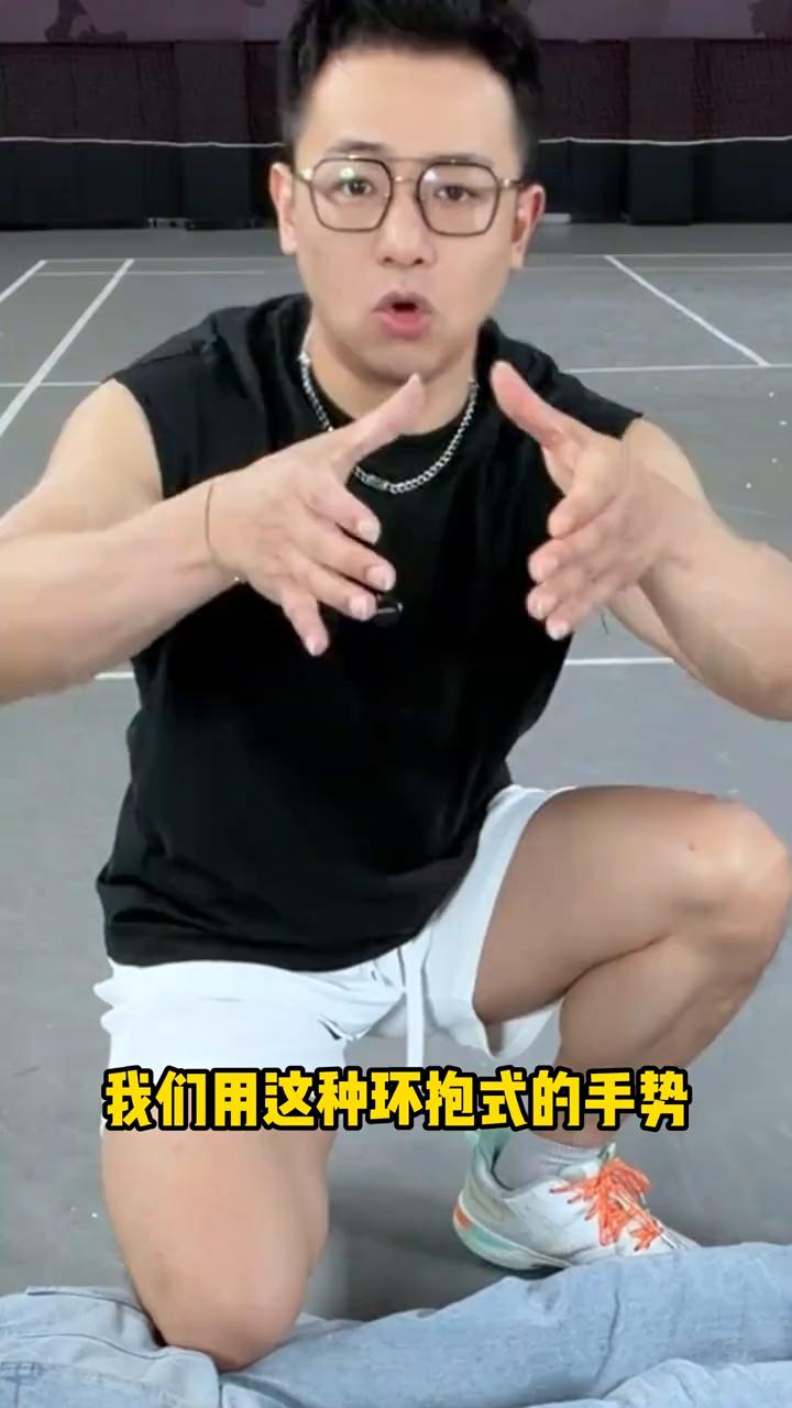 《羽球人必会》：打球容易崴脚，如何快速应急？
今天教你一个所有羽球人必须会的一招