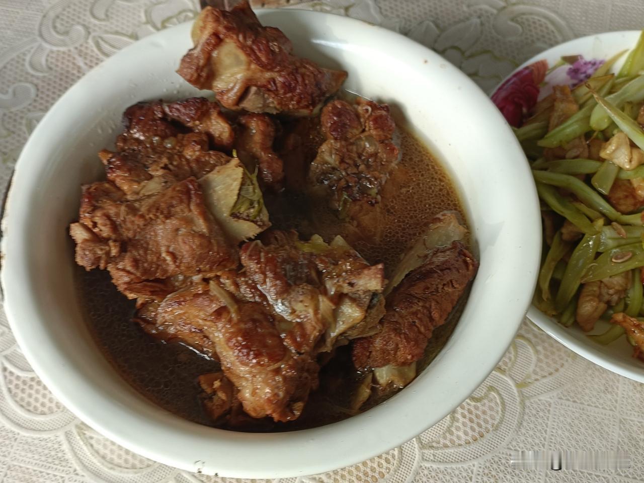 在家实在是闲不下来。

今天周六，孩爸早上六点半就起身回老家接孩爷爷去医院做检查