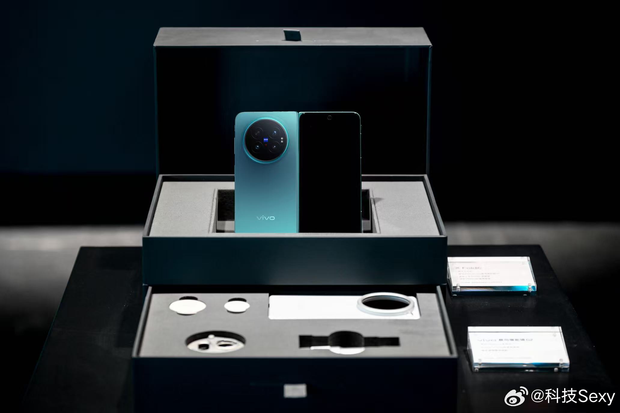 今晚和vivo X Fold6共赴科技与光影艺术之约vivo X Fold6 敦