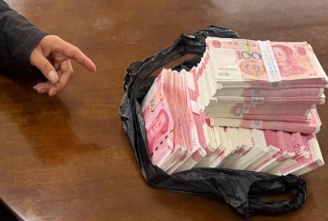 男子取现11万称结婚用妻子懵了【男子取现11万称＂结婚用＂ 电话那头的妻子懵了：