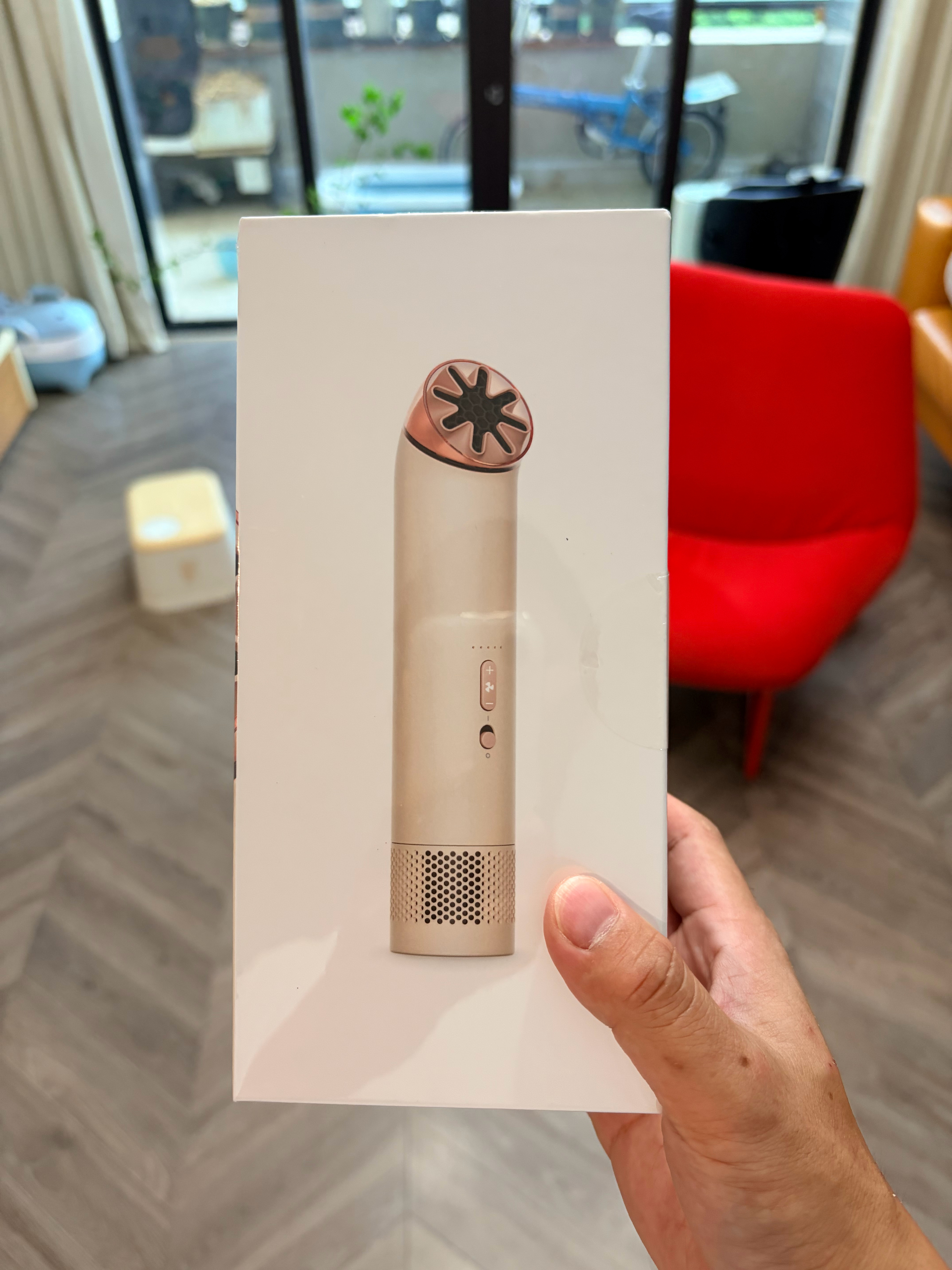 关注+评论，抽一个售价 799 元的全新戴森小风扇。吹风降温没啥用，给小孩吹饭一