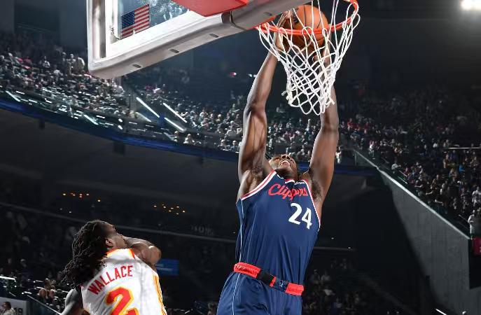 科比-布朗来到2023年被快船选中的时候，他们的阵容中有科怀-伦纳德、保罗-乔治