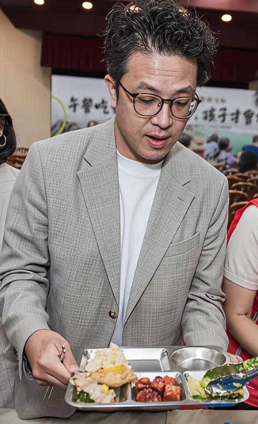 沈伯洋被民进党捧成草包，自己都不知道自己是谁了

沈伯洋最近的表现越来越离谱，叶