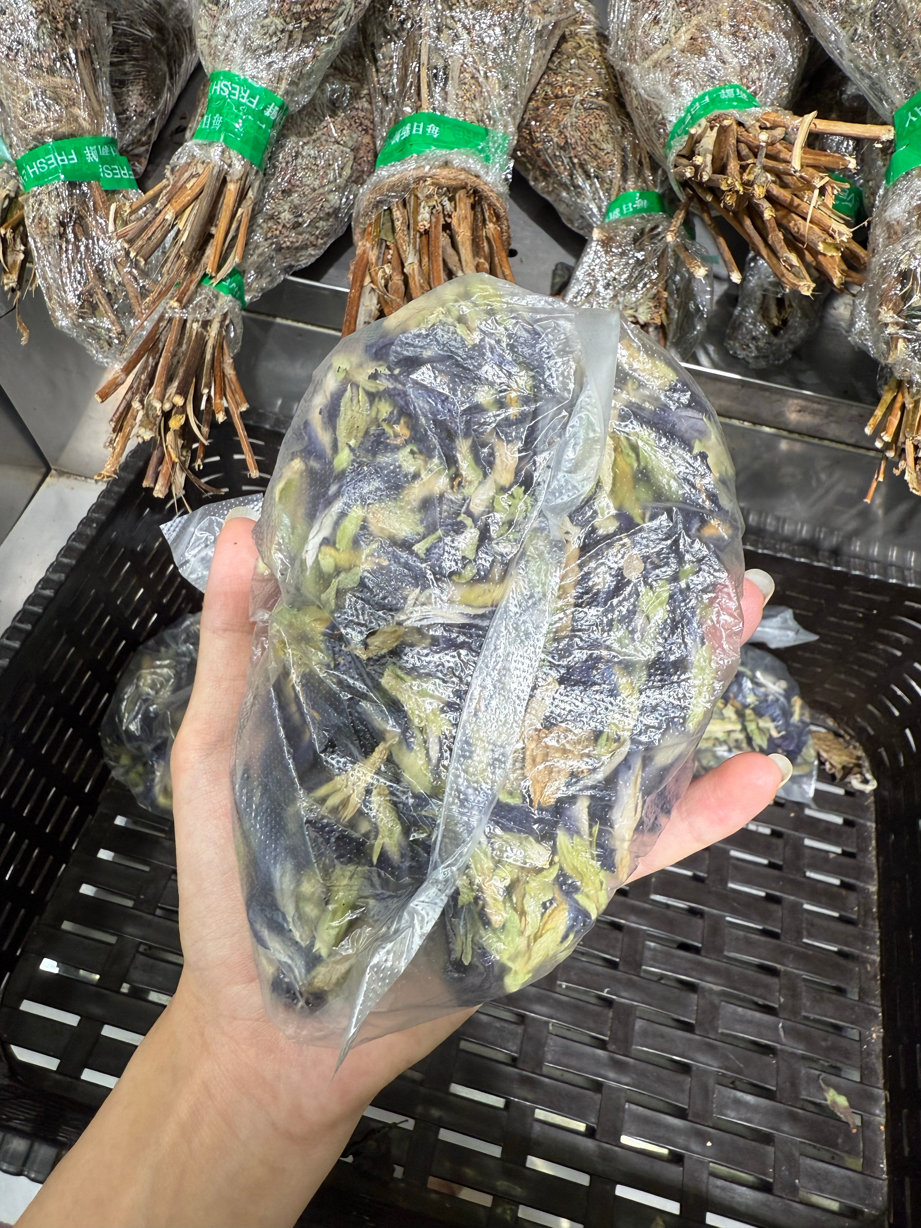 世界那么大，只有广西放三月三！五色糯米饭材料安排上了，想要吃的宝宝们来广西玩呀美