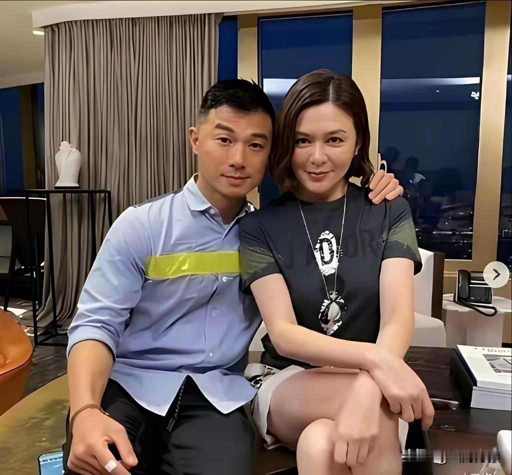 实话实说，关之琳的眼光就是“独特”，新男友集合了几个男明星所有的相貌。他俩真的很