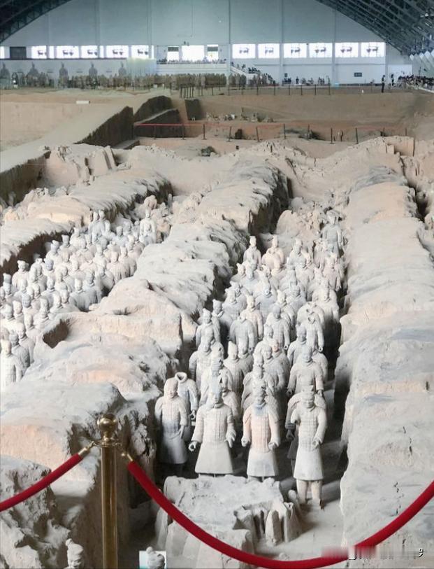 近日，广州友友去看兵马俑，整个人都惊裂开了，他说：我就记得九几年去的时候是彩色的