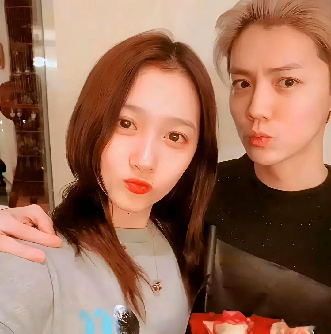 关晓彤鹿晗七年不分手也不互动，微博点赞都像打卡。当年一句我女朋友生日把服务器干崩