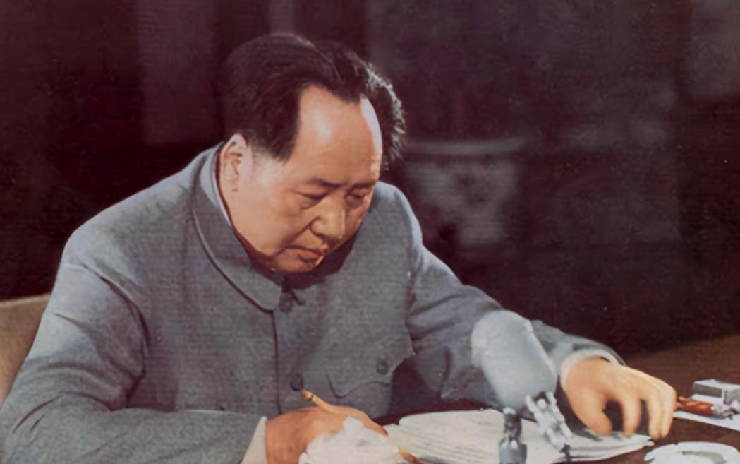 1990年，毛主席的侄女毛远志逝世了。丈夫在整理妻子的遗物时意外发现了一封残信，