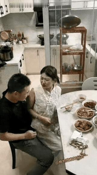 这样的夫妻生活，看着真的挺尴尬，也挺让人遗憾。

女人正好好坐着吃饭，男人突然从