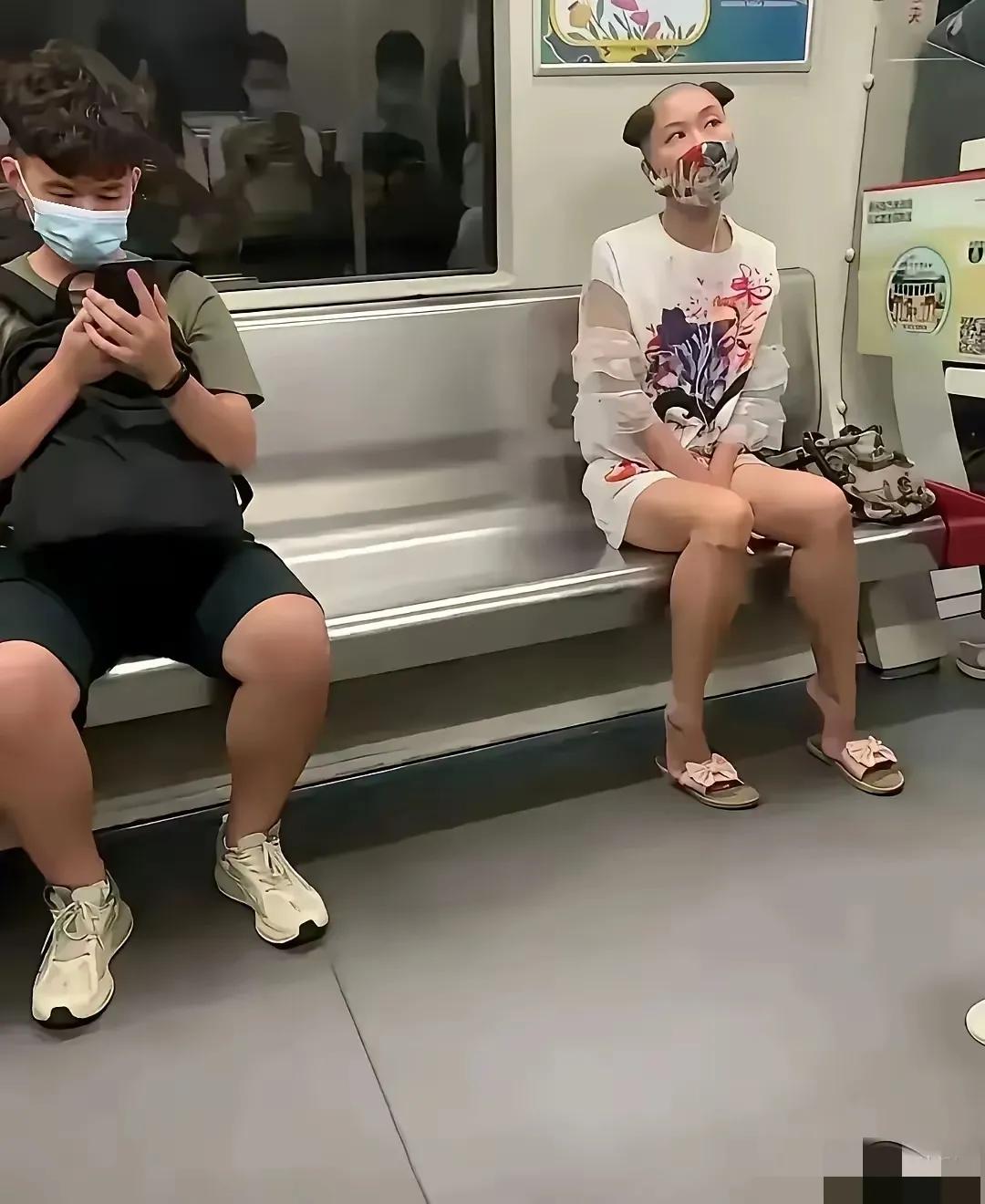 地铁上看到的，这打扮看了半天不知是姐姐还是哥哥！！！[what]