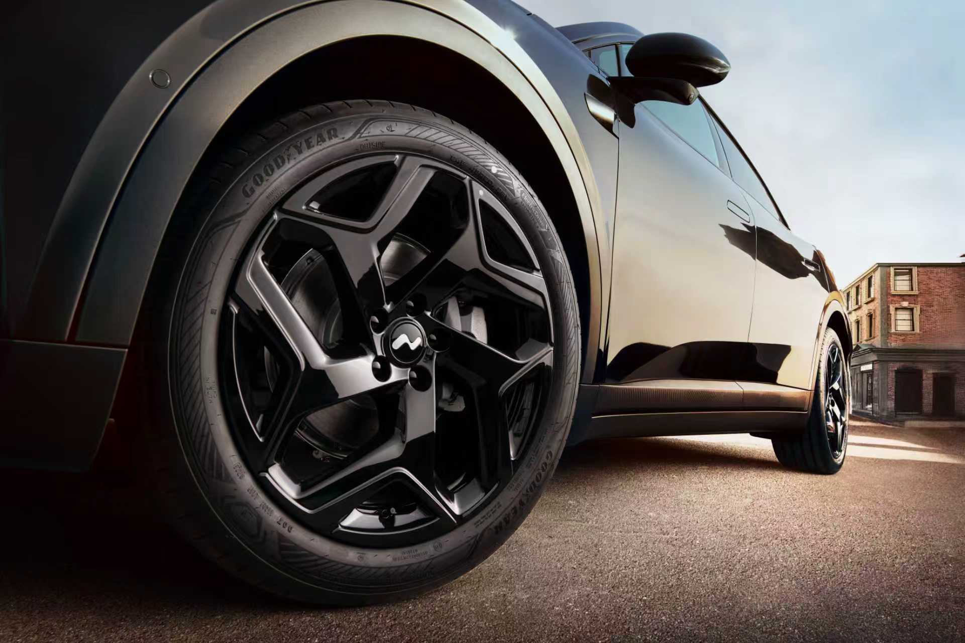 天啊neinei都那么大了！吴尊真的是个不老战神，黑骑士特别版第一台交付给了他，