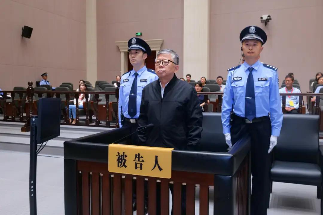 南京经开区管委会原常务副主任杨有林，因非法收受财物达22.14亿余元，今日一审被