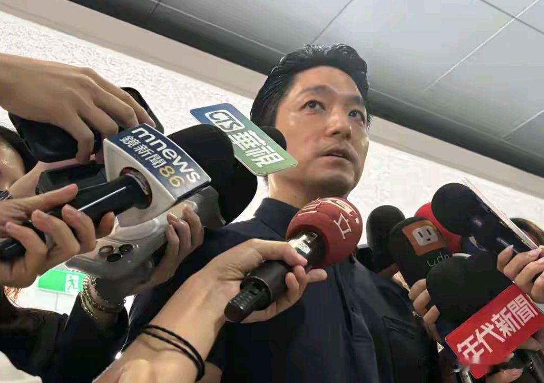 台风来袭，蒋万安安排放假要被骂、不放假绿营也要被骂

巴威台风来袭，蒋万安根据台