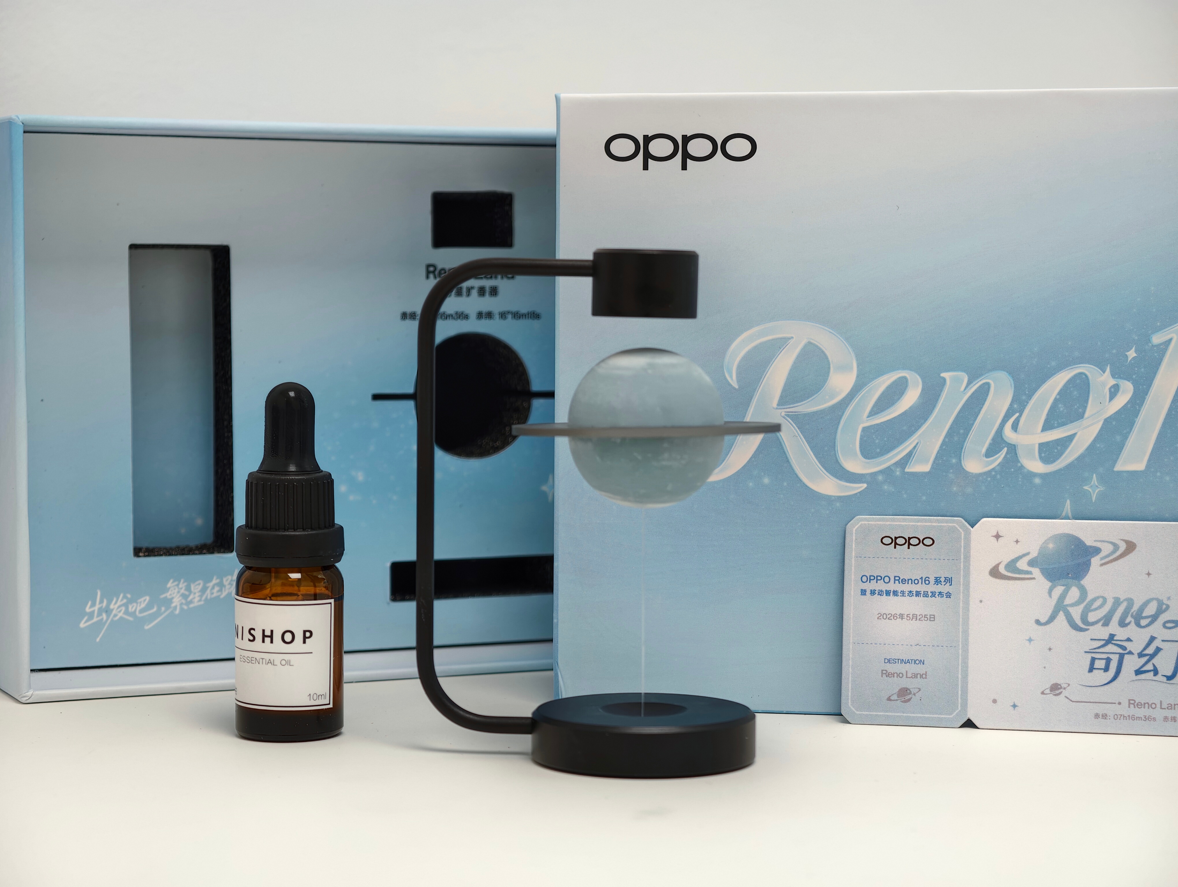 OPPO Reno16邀请函礼盒整的还挺浪漫，是一个悬浮行星设计的扩香器。另外它