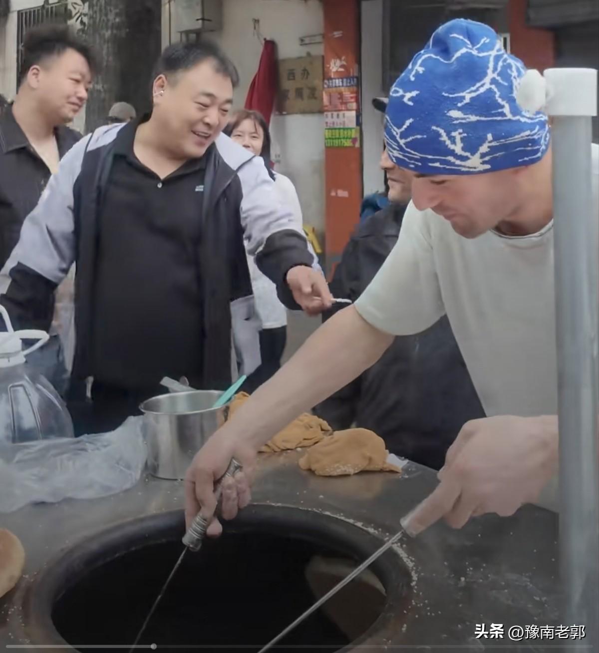 新疆的馕也终于走出了新疆，没有想到的是在西安这里，一位新疆喀什的做馕师傅被一群蹭