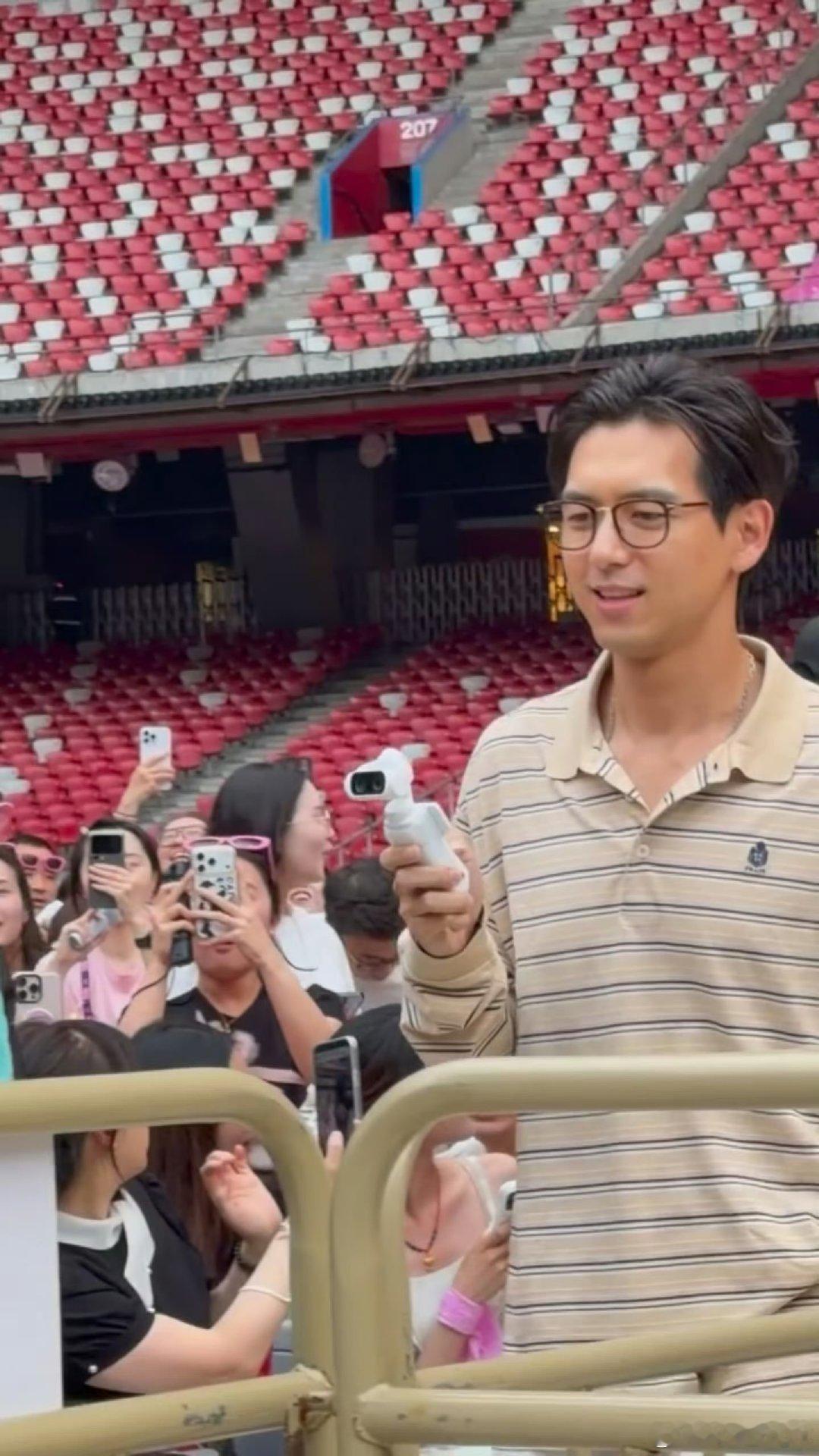 李现章若楠徐志胜看汪苏泷演唱会李现章若楠徐志胜去看汪苏泷演唱会了 汪苏泷，李现、